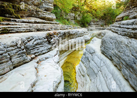 Papingo Rock Pools, auch Ovires, natürlichen, grünen Wasser Pools in kleinen Glattwandigen Schlucht in der Nähe des Dorfes Papingo in Zagoria Region genannt, E Stockfoto