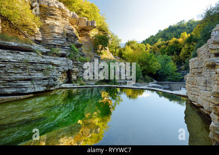 Papingo Rock Pools, auch Ovires, natürlichen, grünen Wasser Pools in kleinen Glattwandigen Schlucht in der Nähe des Dorfes Papingo in Zagoria Region genannt, E Stockfoto