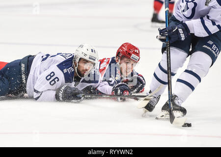 Moskau. 15 Mär, 2019. Maksim Shalunov (C) der CSKA Moskau Mias mit yegor Zaitsev (L) von Dynamo Moskau während der 2018-2019 KHL-Play-off-Spiel in Moskau, Russland am 15. März 2019. Dynamo gewann mit 1-0 in den überstunden. Credit: Evgeny Sinitsyn/Xinhua/Alamy leben Nachrichten Stockfoto