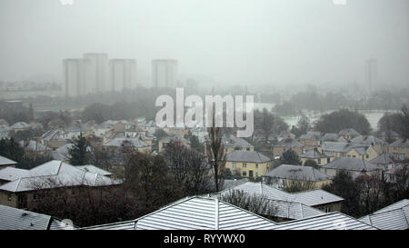 Glasgow, Schottland, UK, 16. März, 2019, UK Wetter: Sturm Hannah Warnungen wahr wie der Schnee auf den Dächern der Knightswood im Westen der Stadt erstreckt sich die Einheimischen bis zu Weihnachten Szene wecken. Kredit Gerard Fähre / alamy Leben Nachrichten Stockfoto