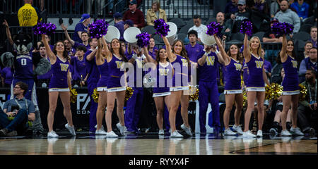 Las Vegas, NV, USA. 15 Mär, 2019. A. in Washington Cheerleadern während der NCAA Pac 12 Men's Basketball Turnier Halbfinale zwischen der Colorado Buffaloes und der Washington Huskies 66-61 gewinnen bei T-Mobile Arena Las Vegas, NV. Thurman James/CSM/Alamy leben Nachrichten Stockfoto