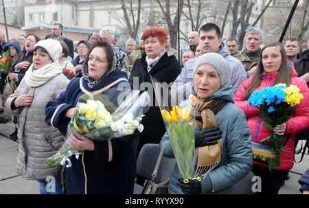 Kiew, Ukraine. 14 Mär, 2019. Menschen mit Blumen während der Eröffnung der eine Gedenktafel zu Ehren der Teilnehmer der anti-terroristischen Operation Oleg Bogachev, der im Osten der Ukraine gestorben. Credit: Alexey Ivanov/SOPA Images/ZUMA Draht/Alamy leben Nachrichten Stockfoto