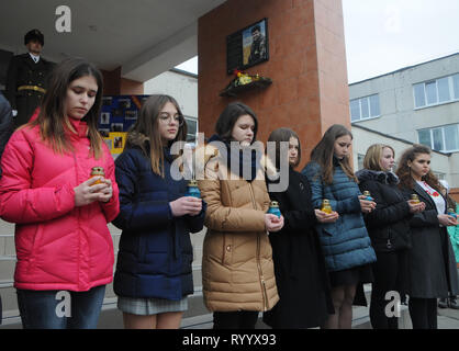 Kiew, Ukraine. 14 Mär, 2019. Frauen gesehen zahlt ihren Respekt mit Lampen während der Eröffnung der eine Gedenktafel zu Ehren der Teilnehmer der antiterroristischen Operation Oleg Bogachev, der im Osten der Ukraine gestorben. Credit: Alexey Ivanov/SOPA Images/ZUMA Draht/Alamy leben Nachrichten Stockfoto