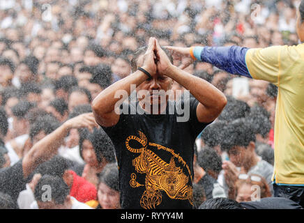 Ein Anhänger gesehen beten während des Festivals. Tausende von buddhistischen Anhänger an der Tempel Wat Bang Phra Nakhon Pathom versammelt (westlich von Bangkok) während der jährlichen Tattoo Festival, einige der Teilnehmer in einen Trance-ähnlichen Zustand, wo Sie sind, "durch den Geist eines Tieres, die dann auf die Haut tätowiert wird durch Mönche gegen böse Geister und Pech zu schützen besaß". Stockfoto