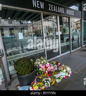 London, Großbritannien. 16 Mär, 2019. Floral Tribute und einen Kranz legen, indem der Führer der Labour Party Jeremy Corbyn außerhalb der New Zealand High Commission, in London, in Erinnerung an diejenigen, die in der terroristischen Angriff in Christchurch, Neuseeland gestern getötet wurden @ Paul Quezada-Neiman/Alamy Live News Credit: Paul Quezada-Neiman/Alamy leben Nachrichten Stockfoto