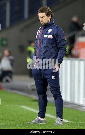 Duisburg, Deutschland. 15 Mär, 2019. firo: 15.03.2019 Fußball, 3. Bundesliga, Saison 2018/2019 KFC Uerdingen 05 - SC Fortuna Köln Trainer Tomasz Kaczmarek (Nr. TK, SC Fortuna Köln) ist skeptisch. | Verwendung der weltweiten Kredit: dpa/Alamy leben Nachrichten Stockfoto