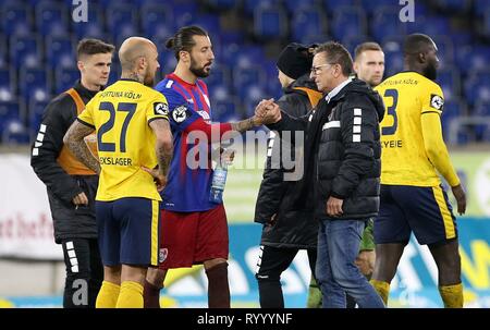 Duisburg, Deutschland. 15 Mär, 2019. KFC Uerdingen 05 - SC Fortuna Köln Trainer Norbert Meier (#NM, KFC Uerdingen 05) dank Dominic Maroh nach dem Spiel (Nr. 32, KFC Uerdigen 05) Nutzung der weltweiten Kredit: dpa/Alamy leben Nachrichten Stockfoto