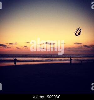 Sonnenuntergang am Strand von Seminyak, Bali Stockfoto