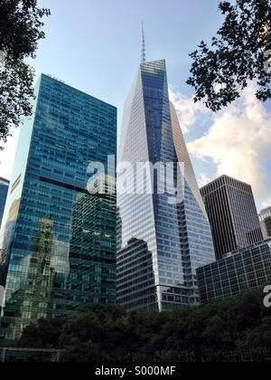 1095 Avenue of the Americas Gebäude steht neben der Bank of America Tower auf der Westseite der Bryant Park in New York City. Stockfoto