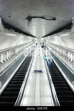 Menschen gehen die Treppe hinunter in Kentish Town Underground - London Stockfoto