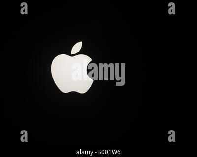 Apple-Logo auf schwarzem Hintergrund Stockfoto