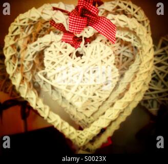 Happy Valentine Herzen geformt Wicker Ware Stockfoto