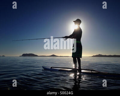 Ein weiterer Tag in Kaneohe Bay. Angeln bei Sonnenaufgang. Paddel aufwachen aufzustehen. Stockfoto