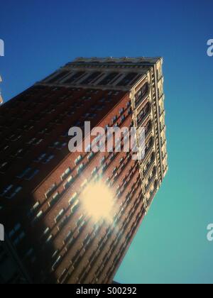 Blickte zu Sonne reflektiert Gebäude Stockfoto