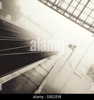 Bahnhof im Nebel Stockfoto