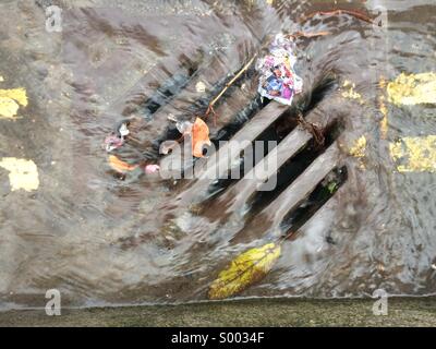 Wasser den Bach runter in einer Straße laufen. Stockfoto