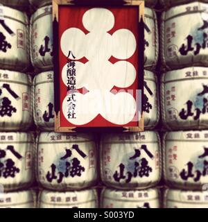 Japanischer Sake-Fässer vor Kabuki-Za Theatre in Ginza, Tokio, Japan Stockfoto