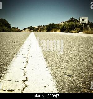 Asphalt-Straße und Geschwindigkeit Kamera Zeichen. Niedrigen Winkel Ansicht. Quadratisches Format. Stockfoto