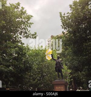 Eine Statue von Edmund Burke halten einen Regenschirm in Bristol, England Stockfoto