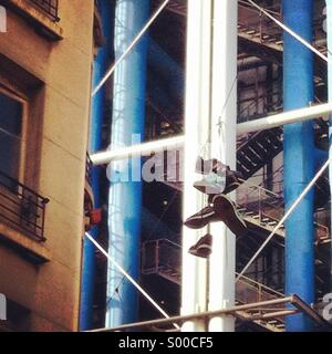 Schuhe hängen vor dem Centre Pompidou in Paris Stockfoto