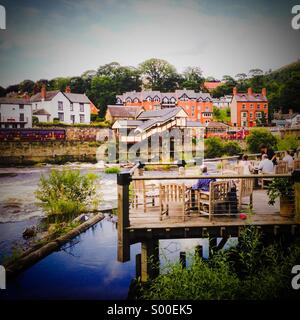 Im Freien essen in Llangollen. Die Getreidemühle mit Blick auf Llangollen Steam Railway Station und den Fluss Dee. Stockfoto