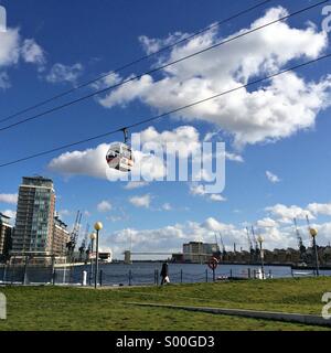 Die Emirates Airline-Seilbahn in den Londoner Docklands. Stockfoto