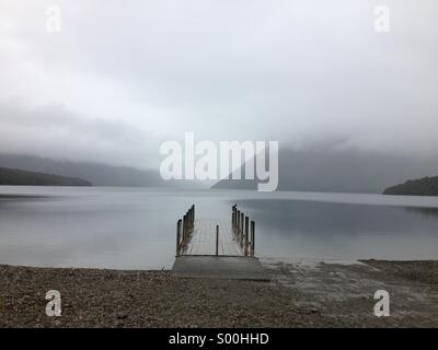 Nebligen Morgen am Lake Rotoiti, Neuseeland. Stockfoto