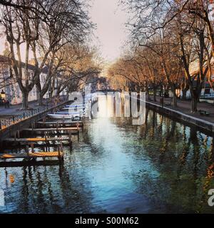 Canal du Vassé vom Pont des Amours, Annecy, Rhone-Alpes, Frankreich Stockfoto