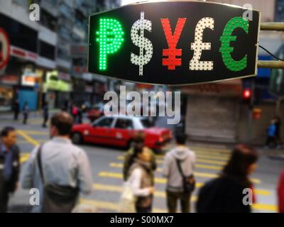 Geldwechsel in Kowloon, Hong Kong, Dollar, Pfund, Euro, Yuan-Zeichen. Stockfoto