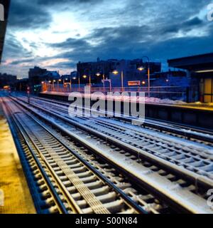 Marcy u-Bahn Station Spuren im Schnee in Brooklyn, New York am 14. Februar 2014 bedeckt. Stockfoto