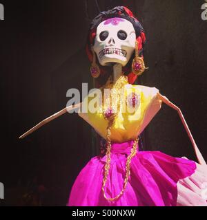 Ein mexikanische Catrina Skelett schmückt einen Altar während der Tag der Toten feiern in Oaxaca, Mexiko Stockfoto