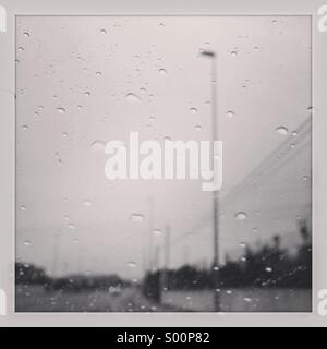 Der Regen auf dem Autofenster Stockfoto