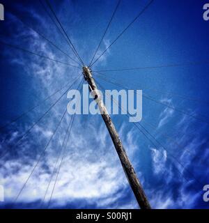 Telegrafenmast gegen blauen Himmel Stockfoto