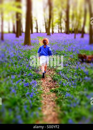 Kleines Mädchen im blauen Glocken Stockfoto