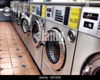 Waten Maschinen im Waschsalon, London Stockfoto