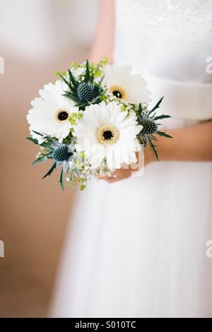 Halten Sie einen Blumenstrauß Brautjungfer Stockfoto