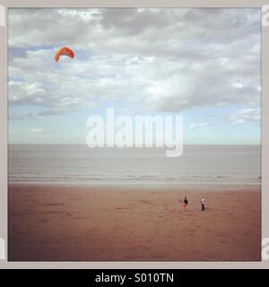 Mann, die Drachen am Scarborough Strand, UK Stockfoto