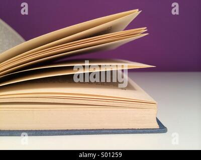 Offenes Buch auf weißen Tisch Stockfoto