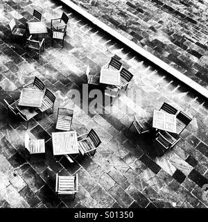 Tisch und Stühle auf der South Bank, London Stockfoto