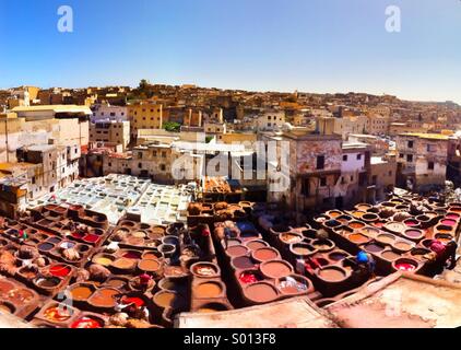 Die farbenfrohe (und sehr stinkende) Leder Gerbereien im Herzen der Medina von Fes, Marokko Stockfoto