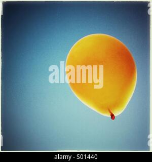 Ballon fliegen am blauen Himmel in Barcelona, Katalonien, Spanien. Freiheit Stockfoto