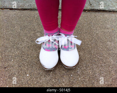 Kleines Mädchen in weißen Stepptanz Schuhe mit Schleifen und Herzen Socken Stockfoto