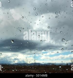 Einen klaren Himmel durch ein Fenster an einem regnerischen Tag Stockfoto