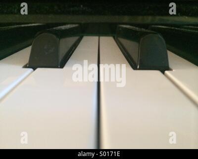 Nahaufnahme der schwarzen und weißen Tasten eines Klaviers. Stockfoto