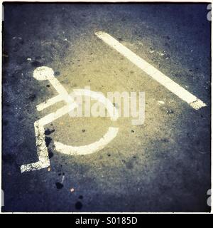 Behinderten Parkplätze auf Straße Zeichen deaktiviert Stockfoto