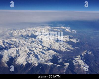 Luftaufnahme von Schnee bedeckt Pyrenäen, aus dem Flugzeug auf etwa 35.000 ft. Stockfoto