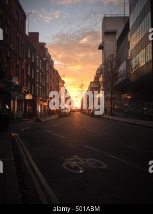 Zyklus Spur auf einer Londoner Straße bei Sonnenuntergang Stockfoto