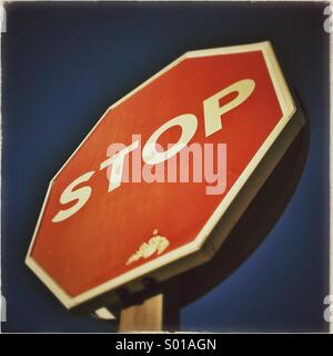 Stop Verkehrszeichen auf blauen Himmelshintergrund Stockfoto