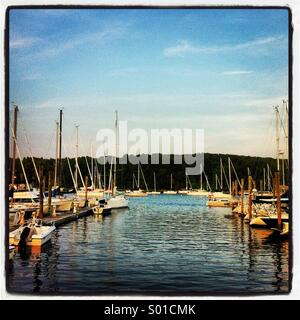 Segelboote und Motorboote in Narraganset Bucht in East Greenwich, Rhode Island Stockfoto