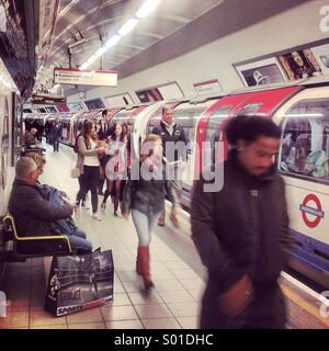 Londoner U-Bahn-Plattform in Shepherds Bush Stockfoto